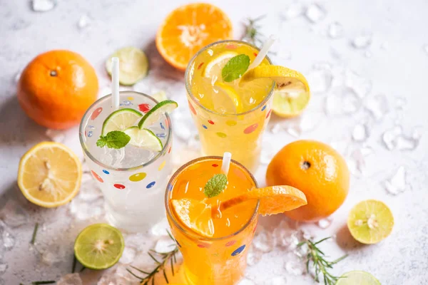 Exotic Summer Drinks Refreshing Variety Cold Drinks Glasses Fresh Fruit — Zdjęcie stockowe