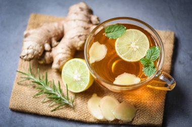 Zencefilli ve limonlu kokteyl, bardakta zencefil suyu ve zencefilli kök bitki suyu çayı.