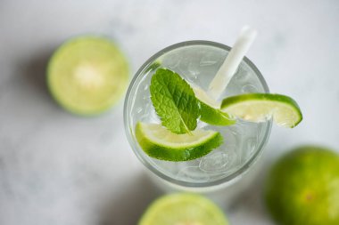 Yaz içeceği, sulu limon dilimleri, egzotik yaz içkileri soğuk içecekler, buzlu taze meyve, mojito limonlu ev yapımı kokteyl çayı ve nane yaprağı.