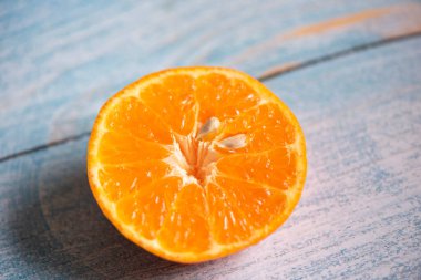 Portakal suyu sulu, portakal dilimini tohumla kapat. 