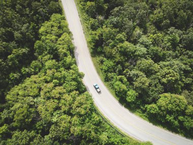 Hava manzaralı orman doğası, dağdaki yeşil ağaçta araba, yukarıdan tepedeki yol eğrisi, dağdaki kuş bakışı yol, yeşil orman, taze çevre.