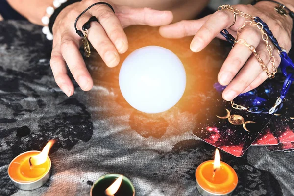 Falcıların elinde mum ışığı ve sihirli kristal küre ile tarot okuyucu tutarak sihirli performanslar sergilediklerini mistik astrologların tahmin ettiği şeyleri gösterirler.