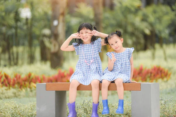 Menina Asiática Criança Feliz Parque Jardim Árvore Fundo Criança Bonita — Fotografia de Stock