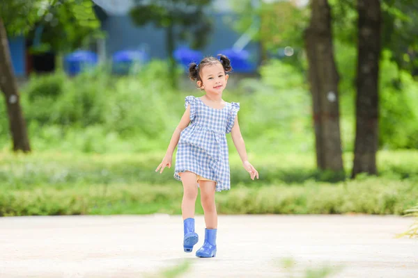 Asiático Menina Feliz Parque Jardim Árvore Fundo Criança Bonita Divertindo — Fotografia de Stock