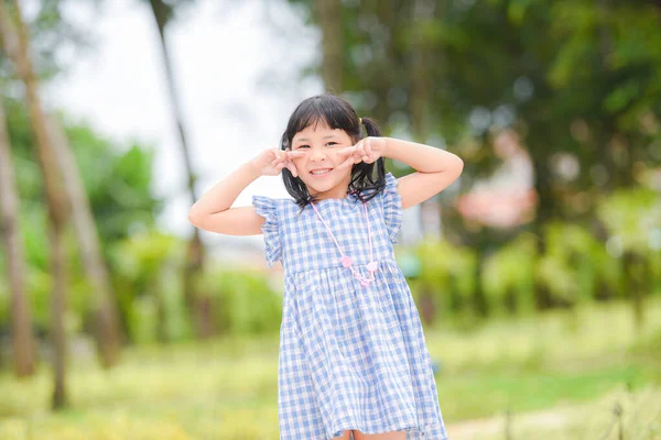 Азійська Дівчинка Щаслива Городі Прекрасна Дитина Бавиться Надворі Щасливою Посмішкою — стокове фото
