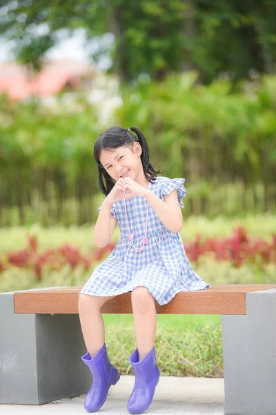 Азійська Дівчинка Щаслива Городі Прекрасна Дитина Бавиться Вулиці Щасливою Посмішкою — стокове фото