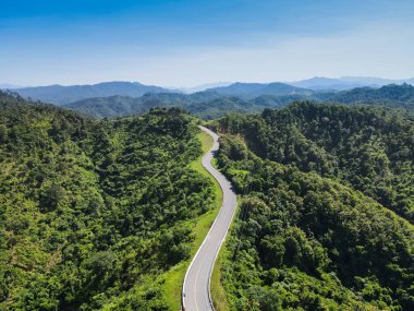 Dağın tepesindeki güzel yol, üç numaralı yol Bo Kluea Bölgesi, Nan Eyaleti.