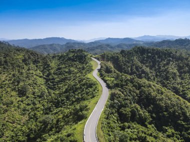 Dağın tepesindeki güzel yol, üç numaralı yol Bo Kluea Bölgesi, Nan Eyaleti.
