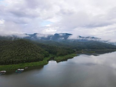 Dağlardan, nehirden ve gökyüzünden oluşan Mae Ngad Barajı 'nın güzel manzarası