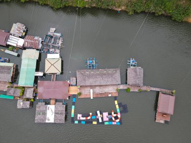Sallar ve güzel dağlar, nehir ve gökyüzü manzarası.