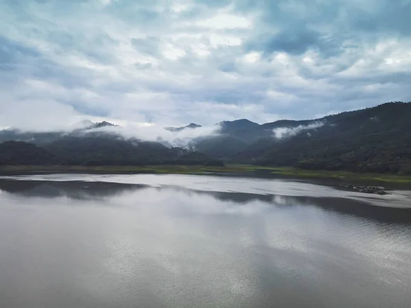 Hermosa Vista Presa Mae Ngad Compuesta Por Montañas Río Cielo —  Fotos de Stock