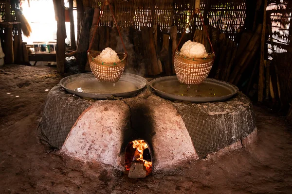 古代盐的生产 泰国沸腾的石盐 — 图库照片