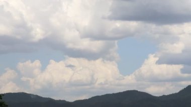 Güzel Bulut zaman atlaması, dramatik fırtına ve bulut hareket eden dağ manzarası, manzara zaman atlaması, Vdo klibi