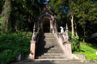 Buda heykeli, orman tapınağının ortasındaki Naga Buda heykeli. 