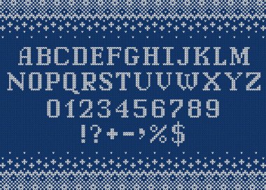 Süveter yazı tipi. Noel, yeni yıl ya da kış sezonu için mektuplar, sayılar ve semboller ördüm. Alfabe ve İskandinav süslemeleri mavi örgü arka planda. Yazı tipi vektör tasarımı.