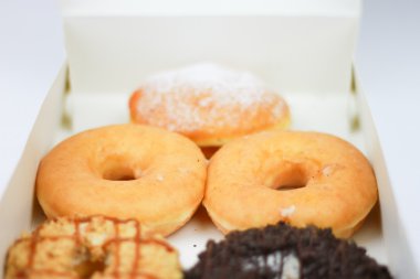 Beyaz üzerine çeşitli çörek