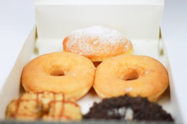 Beyaz üzerine çeşitli çörek