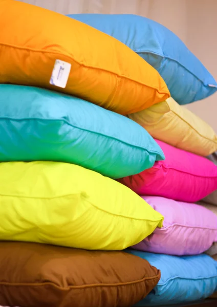 Warna-warni bantal di rak Stok Foto Bebas Royalti