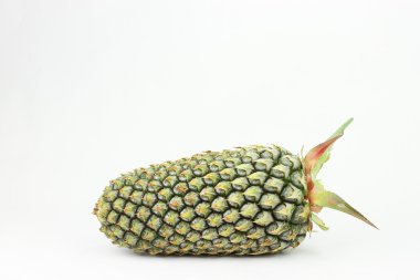 Beyaz üzerine izole edilmiş ananas