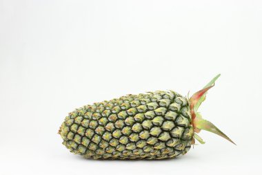 Beyaz üzerine izole edilmiş ananas