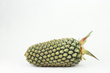 Beyaz üzerine izole edilmiş ananas