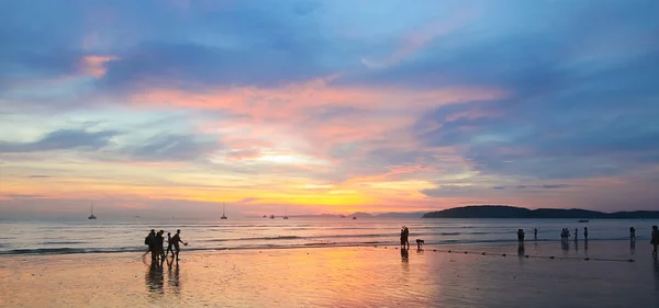 Pôr do sol em Au Nang Beach Krabi, Tailândia — Fotografia de Stock