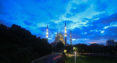 Cami ve mavi sabah gökyüzüne