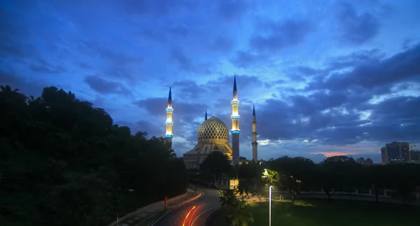 Mešita a modré ranní obloha — Stock fotografie