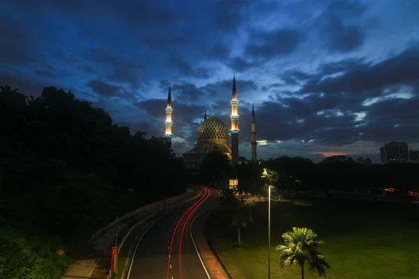 Mešita a modré ranní obloha — Stock fotografie