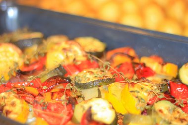 Kavrulmuş patates ve karışık sebze