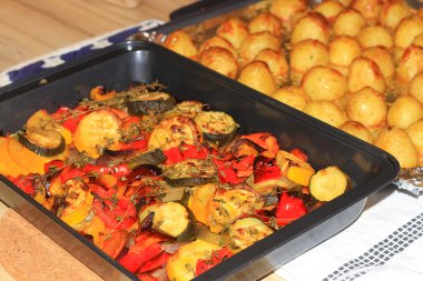 Kavrulmuş patates ve karışık sebze