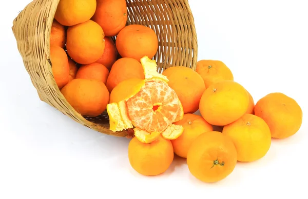 Montón de naranjas de mandarina en cesta de ratán —  Fotos de Stock