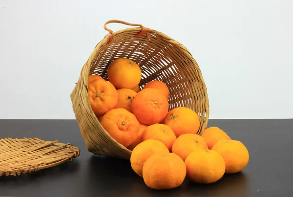 Un ramo de naranjas de mandarina en cesta de ratán —  Fotos de Stock