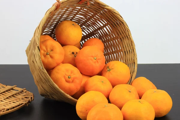 Un ramo de naranjas de mandarina en cesta de ratán —  Fotos de Stock