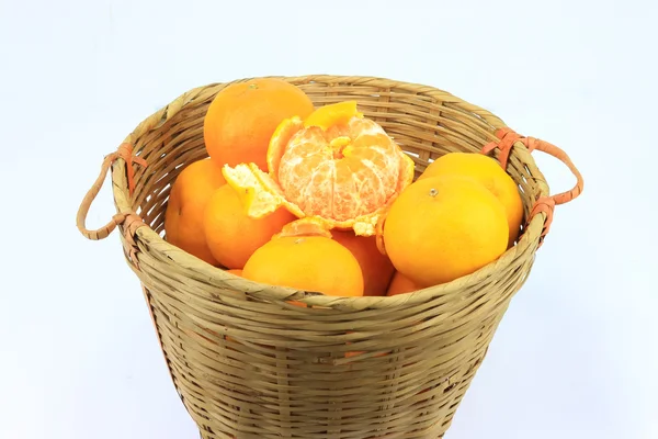 Montón de naranjas de mandarina en cesta de ratán —  Fotos de Stock