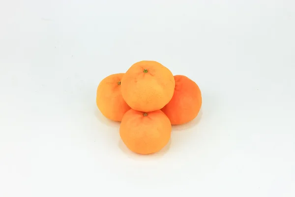 Mandarijn sinaasappels geïsoleerd op witte achtergrond — Stockfoto