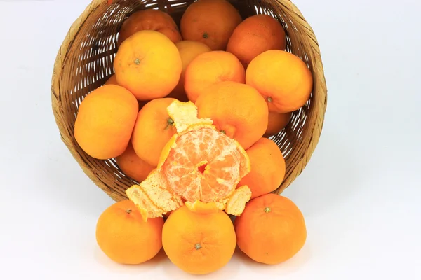 Un ramo de naranjas de mandarina en cesta de ratán —  Fotos de Stock