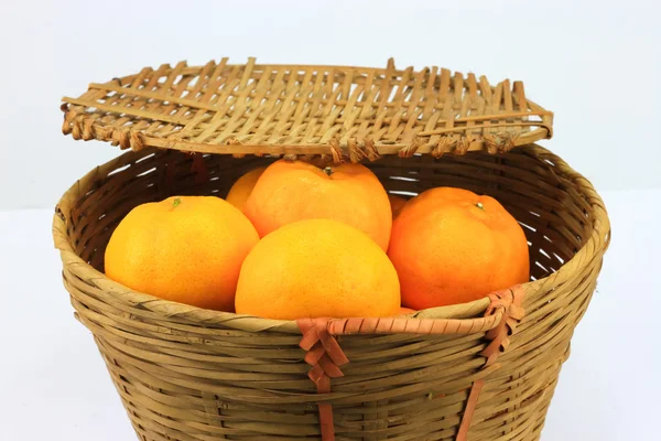 Un ramo de naranjas de mandarina en cesta de ratán —  Fotos de Stock