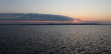 Gün batımında nehir manzarası