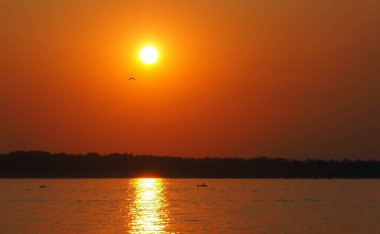 Gün batımında nehir manzarası