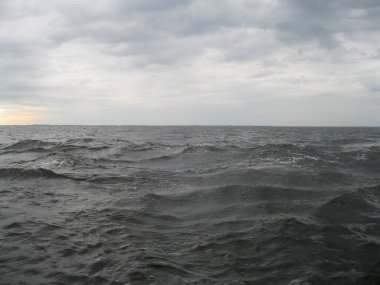 Su ve gökyüzü manzarası Nehir akıyor