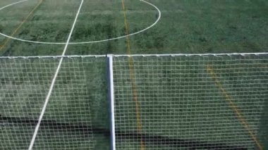Yeşil yapay çimen sahası futbol sahası arka planı. Üst görünüm 
