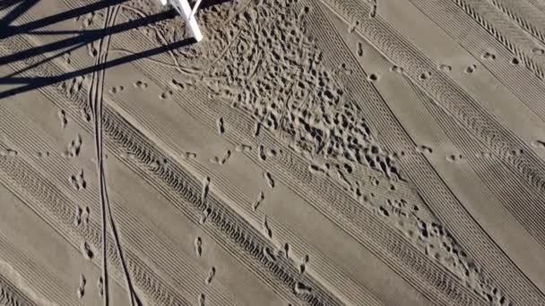 Blick auf das Ufer mit einsamem Bademeister-Holzturm in der Stunde des Sonnenuntergangs. — Stockvideo