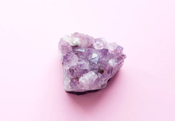 Schöne Druse Aus Natürlichem Lila Mineral Amethyst Auf Rosa Hintergrund — Stockfoto