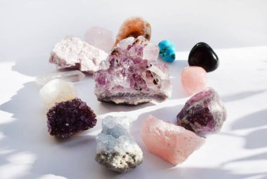 Mücevherler masada yatıyor. Ametist, gül kuvars, turkuaz, sitrin, florit ve diğer mineraller.