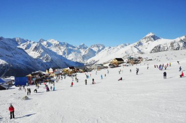 Rusya, Dombai - 2017. Kayak merkezi Dombai. Kızak kaydırağı