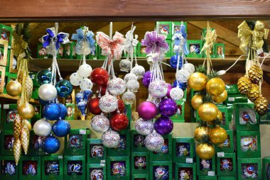 Krasnodar, Rusya - 15 Aralık 2020: Yılbaşı festivalinde çok renkli Noel ağacı oyuncakları. Cam boyalı Noel topları