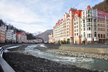 Sochi, Rosa Khutor, Rusya - 16 Aralık 2017: Kayak merkezi Rosa Khutor. Mzymta nehrinin kenarındaki oteller