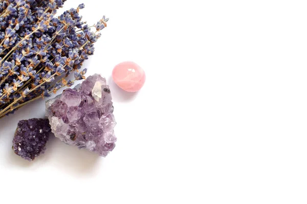 Prachtige Amethist Kristallen Ronde Roos Kwarts Steen Met Droge Lavendel — Stockfoto