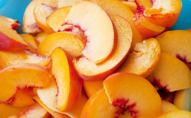   Olgun şeftali dilimlerinin yakın çekimleri. Portakal dilimleri sulu şeftali. 